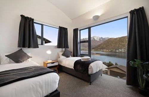 Frankton House | Peak Paradise Lodge - Hot Tub - Lake Views