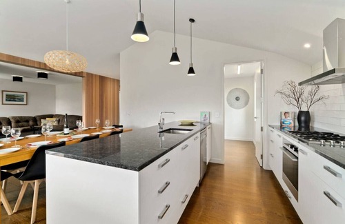 Jacks Point House | Pioneer at Jack’s Point | Amazing mountain views & close to golf course