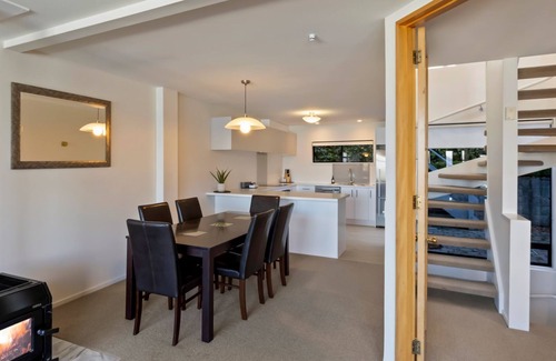 Queenstown Apartment | Queenstown Escape | Heated Pool & Stunning Lake Views | 3 Bedrooms