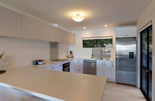 Queenstown Apartment | Queenstown Escape | Heated Pool & Stunning Lake Views | 3 Bedrooms