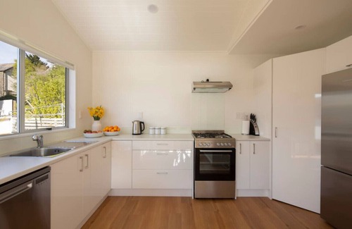 Kelvin Heights House | Stunning mountain and lake views - Private cottage