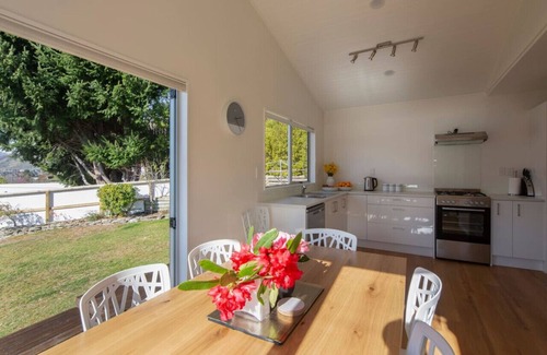 Kelvin Heights House | Stunning mountain and lake views - Private cottage
