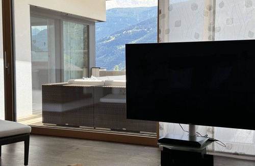 Landeck Villa | Stunning private villa for 6 people with WIFI, pool, TV, patio and panoramic view