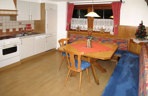 Distelberg House | Stunning private villa for 8 guests with WIFI, pool, TV and patio
