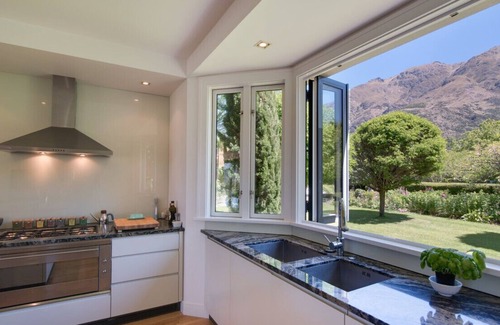 Arthur's Point House | The Point - Villa by the river