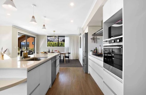 Kawarau Falls House | Urban Elegance | Hot tub | Close to golf course