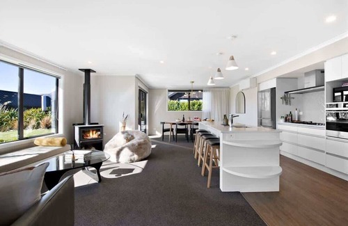 Kawarau Falls House | Urban Elegance | Hot tub | Close to golf course