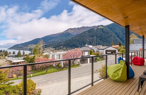 Queenstown City Centre House | World Class Views - 4 On Dublin