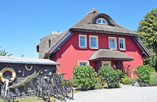 Middelhagen Cottage | 01 Holiday apartment with terrace - Karola's country house under the thatched roof