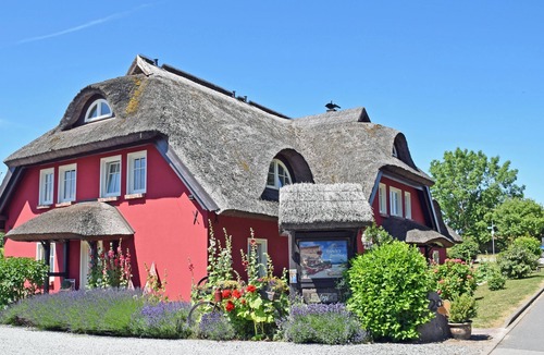 Middelhagen Cottage | 02 Holiday apartment with terrace - Karola's country house under the thatched roof