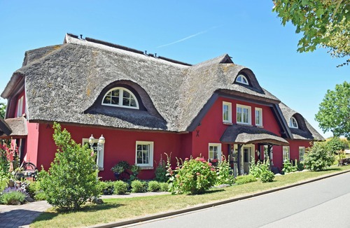 Middelhagen Cottage | 02 Holiday apartment with terrace - Karola's country house under the thatched roof