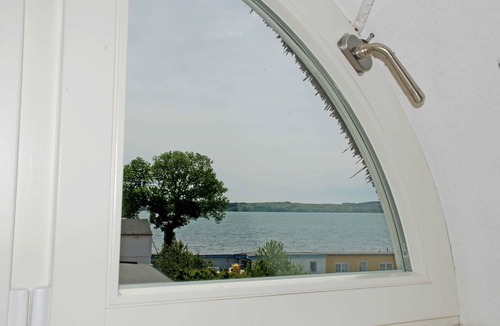 Middelhagen Cottage | 05 Vacation apartment with lake view - Karolas Landhus under the thatched roof