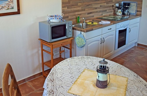Alt Reddevitz Apartment | 08 holiday apartment - Karolas Landhus under the thatched roof