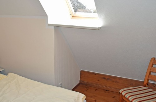 Alt Reddevitz Apartment | 08 holiday apartment - Karolas Landhus under the thatched roof
