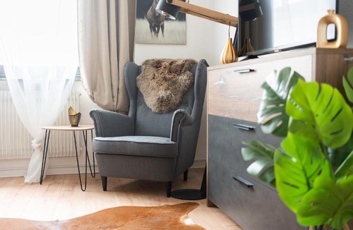 Mittel Apartment | 1-4 Gäste Wohnung W-Lan, Netflix, Amazon, Parken, Arbeitsplatz, 24h Check in ,Vollausgestattet Küche, Handtücher Seife u,v,m für Geschäftsreisende, Paare, Familien ,