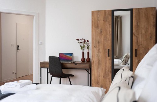Mittel Apartment | 1-4 Gäste Wohnung W-Lan, Netflix, Amazon, Parken, Arbeitsplatz, 24h Check in ,Vollausgestattet Küche, Handtücher Seife u,v,m für Geschäftsreisende, Paare, Familien ,