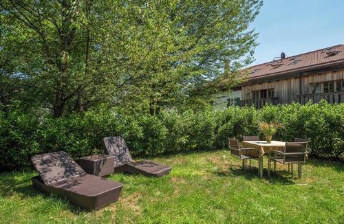 Riederau Apartment | 100 m² penthouse at Gut Stohrerhof on Lake Ammersee with private garden for 4 people