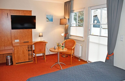 Gohren Hotel | 101 Doppelzimmer mit Balkon - Hotel Sonnenklahr mit Pool