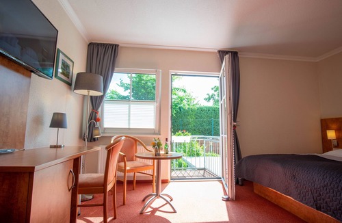 Gohren Hotel | 101 Doppelzimmer mit Balkon - Hotel Sonnenklahr mit Pool