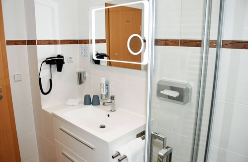 Gohren Hotel | 101 Doppelzimmer mit Balkon - Hotel Sonnenklahr mit Pool