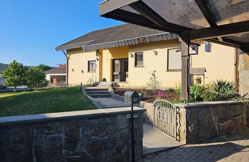 Wiesenbronn Apartment | 105 m² of comfort with billiard table and large balcony. Pet friendly!