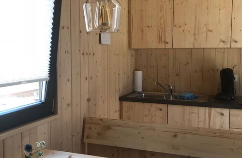 Aue Apartment | 17 qm großer komfortabler und geräumiger Schäferwagen mit Strom- und Heitzanschluss sowie Miniküche