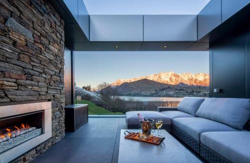 Queenstown House | 180 Park a Lakefront Masterpiece, Relax it's Done holiday home