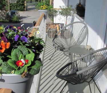 Unterallgau Apartment | #1Gemütliches ruhiges sonniges Balkonzimmer mit Gemeinschaftsbad W-Lan Airport nah Late Night Check in Haus Nr 9,5