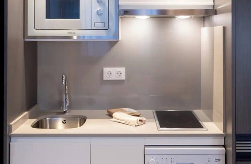 Castanos Hotel | 2 Comfortable Apartments w/Balcony for Pet-Friendly Bilbao Getaways