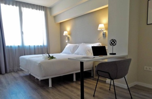 Castanos Hotel | 2 Comfortable Apartments w/Balcony for Pet-Friendly Bilbao Getaways