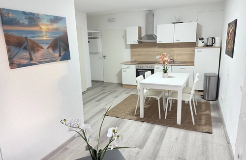 Herne Apartment | #2 Top room: central & comfortable, shared bathroom