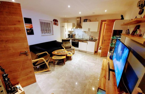 Industriebezirk Apartment | 3 Z moderne Wellnesswohnung - Sauna, Kamin, Parkplätze 65m2 bis 6 Per
