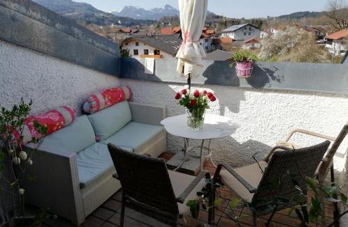 Irschen Apartment | 3-Zi Atelierdachwohnung mit Bergblick Seenähe und 2 Loggia