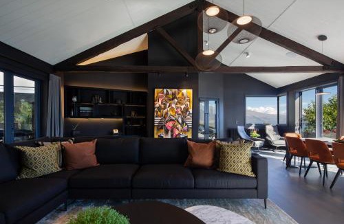 Queenstown Villa | 38 Edinburgh by MajorDomo