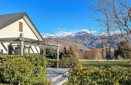 Lake Hayes House | 4 bedroom + spa + family friendly