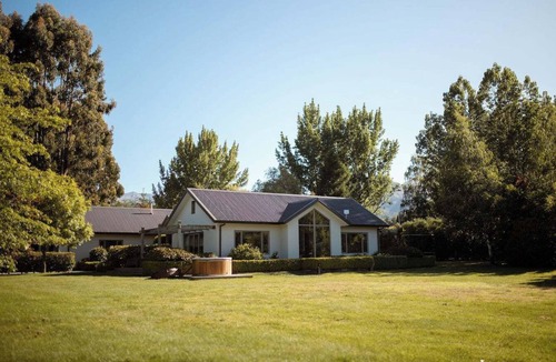 Lake Hayes House | 4 bedroom + spa + family friendly