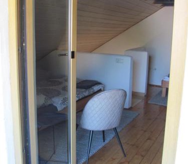 Unterallgau House | #4 Dachstudiozimmer mit 2 Betten und Balkon mit WG Bad Airport nah freies W-Lan