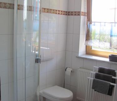 Unterallgau House | #4 Dachstudiozimmer mit 2 Betten und Balkon mit WG Bad Airport nah freies W-Lan