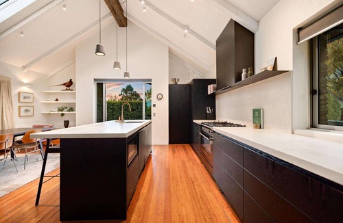 Arthur's Point House | 4 Mins drive to the base of Coronet Peak ski field, walk to shot over jet.