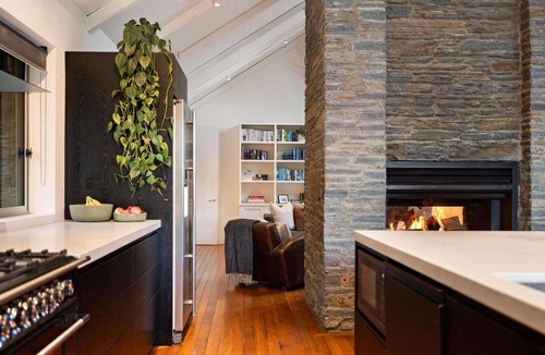 Arthur's Point House | 4 Mins drive to the base of Coronet Peak ski field, walk to shot over jet.