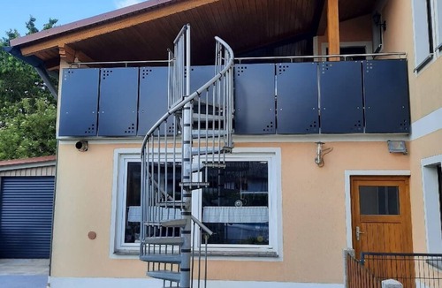 Schwarzenbach Apartment | 4-Sterne Ferienwohnung mit Brötchen- und Einkaufsservice