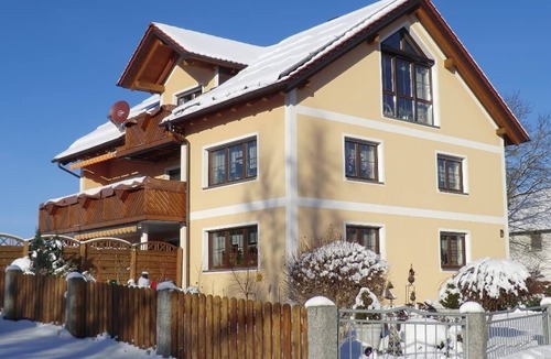 Schwarzenbach Apartment | 4-Sterne Ferienwohnung mit Brötchen- und Einkaufsservice