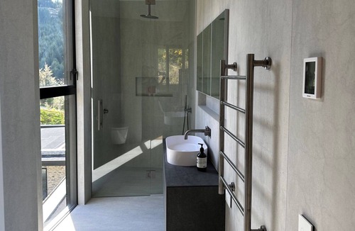 Closeburn Villa | 45 Degrees South|BBQ |Hot Tub |Private