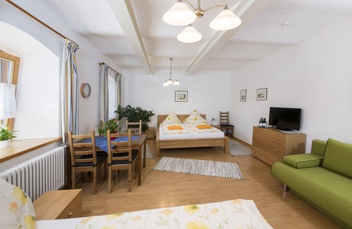 Otterfing Apartment | 45 m² apartment on the south side with restored vaulted ceiling