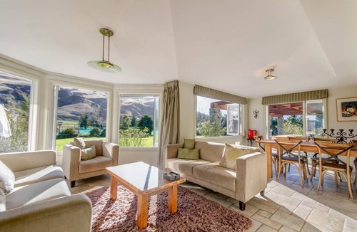 Lake Hayes Cabin | 450 m² Lodge ∙ 6 bedrooms ∙ 15 guests