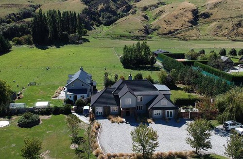 Lake Hayes Cabin | 450 m² Lodge ∙ 6 bedrooms ∙ 15 guests