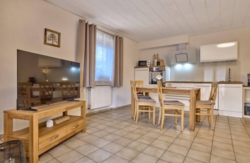 Silberberg Apartment | 48qm große FeWo mit Balkon und Brötchenservice