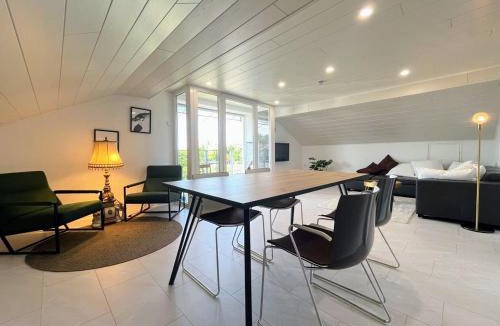 Traunreut Apartment | 4Bed I Klima I 3 Room I Wash I Küche I Parkplatz