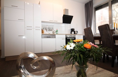 Tempelhof Apartment | 5 rooms, up to 11 persons, luxuriously furnished, "Iris5"