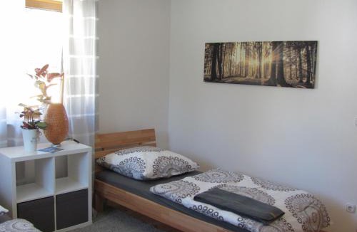 Unterallgau House | #6 Helles sonniges Zimmer mit 2 Betten,Sofa W-Lan frei Airport nah gelegen mit WG Bad